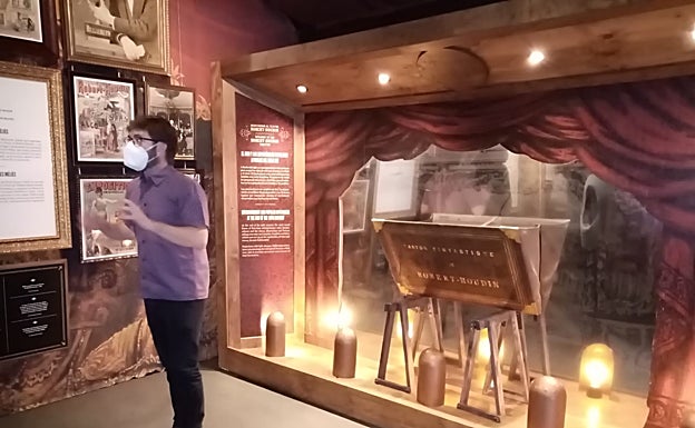 Imagen principal - Momentos de la presentación de la muestra.