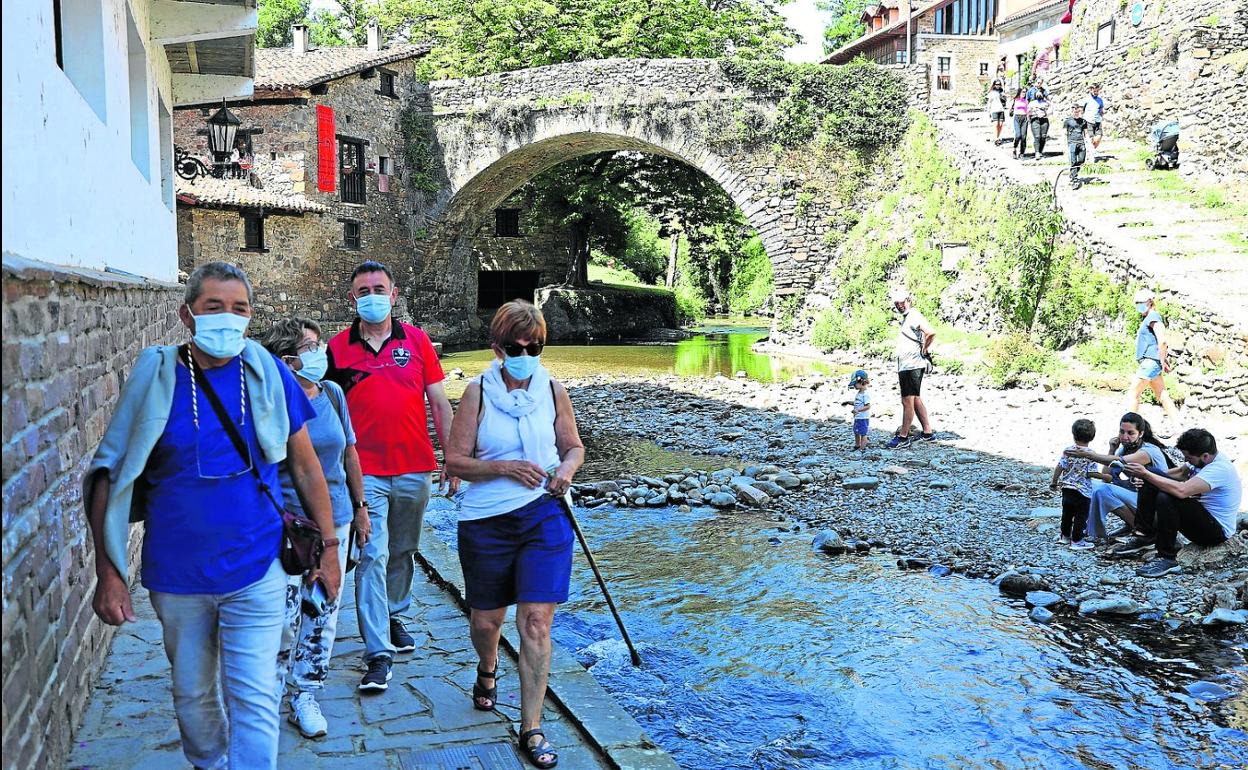 El recorrido fluvial comienza en el acceso existente junto al puente de San Cayetano. 