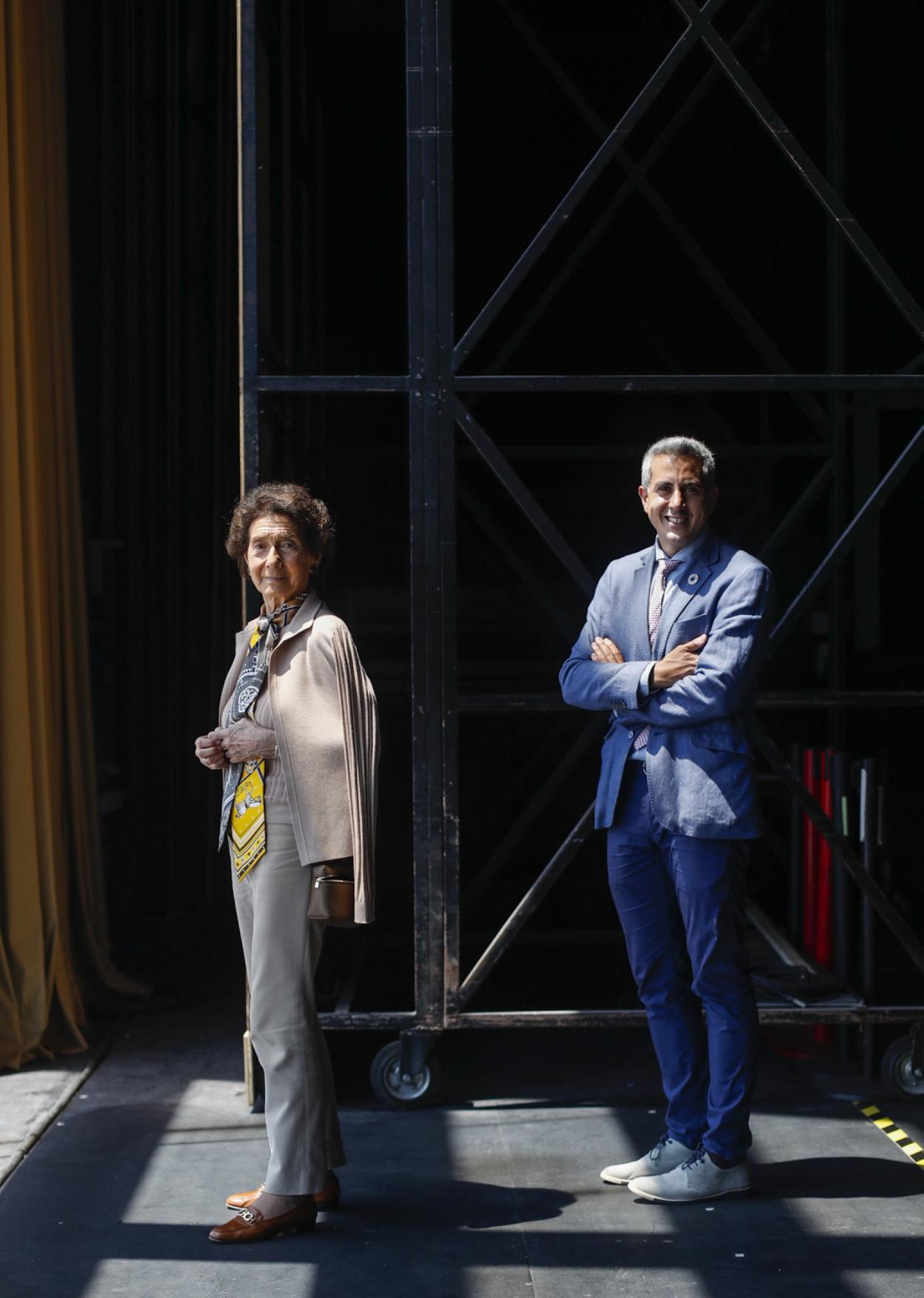 Paloma O'Shea , presidenta de la Fundación Albéniz y el vicepresidente cántabro, Pablo Zuloaga, entre las bambalinas de la sala Argenta. alberto aja