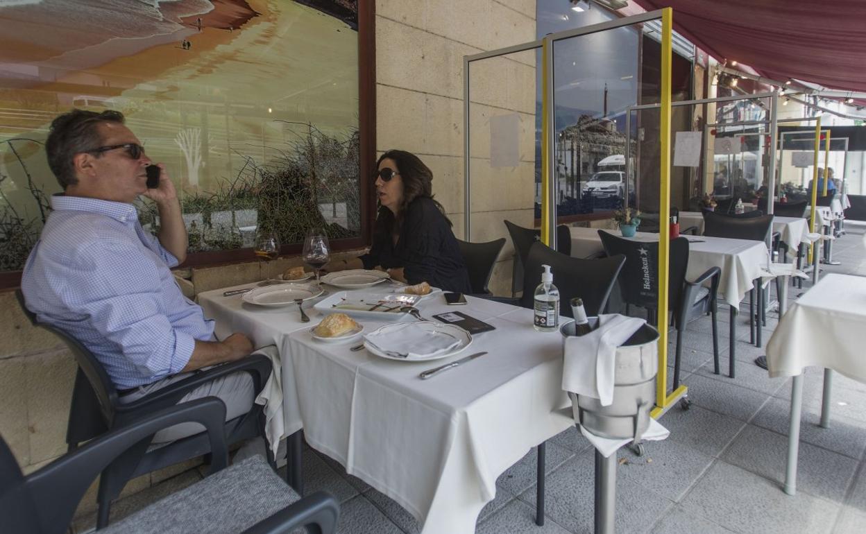 Senen y Carmen, ayer, en la terraza de La Flor de Tetuán, las únicas mesas que podrán utilizarse. 