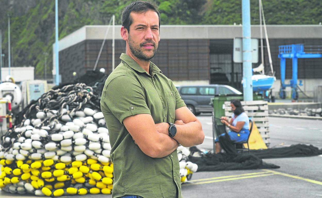 El ingeniero David Gutiérrez, ayer, en el puerto pesquero de Laredo. 