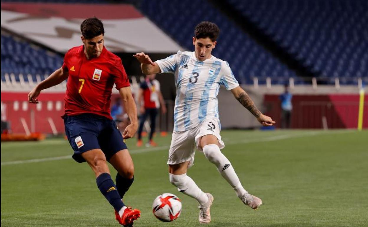 Marco Asensio disputa un balón con Claudio Bravo. 