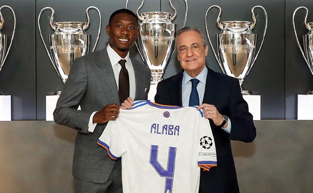 David Alaba, junto a Florentino Pérez, en su presentación como jugador del Real Madrid. 