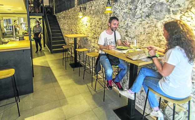 Una pareja come en el interior del restaurante Daria, ubicado en Santander, ayer al mediodía. 