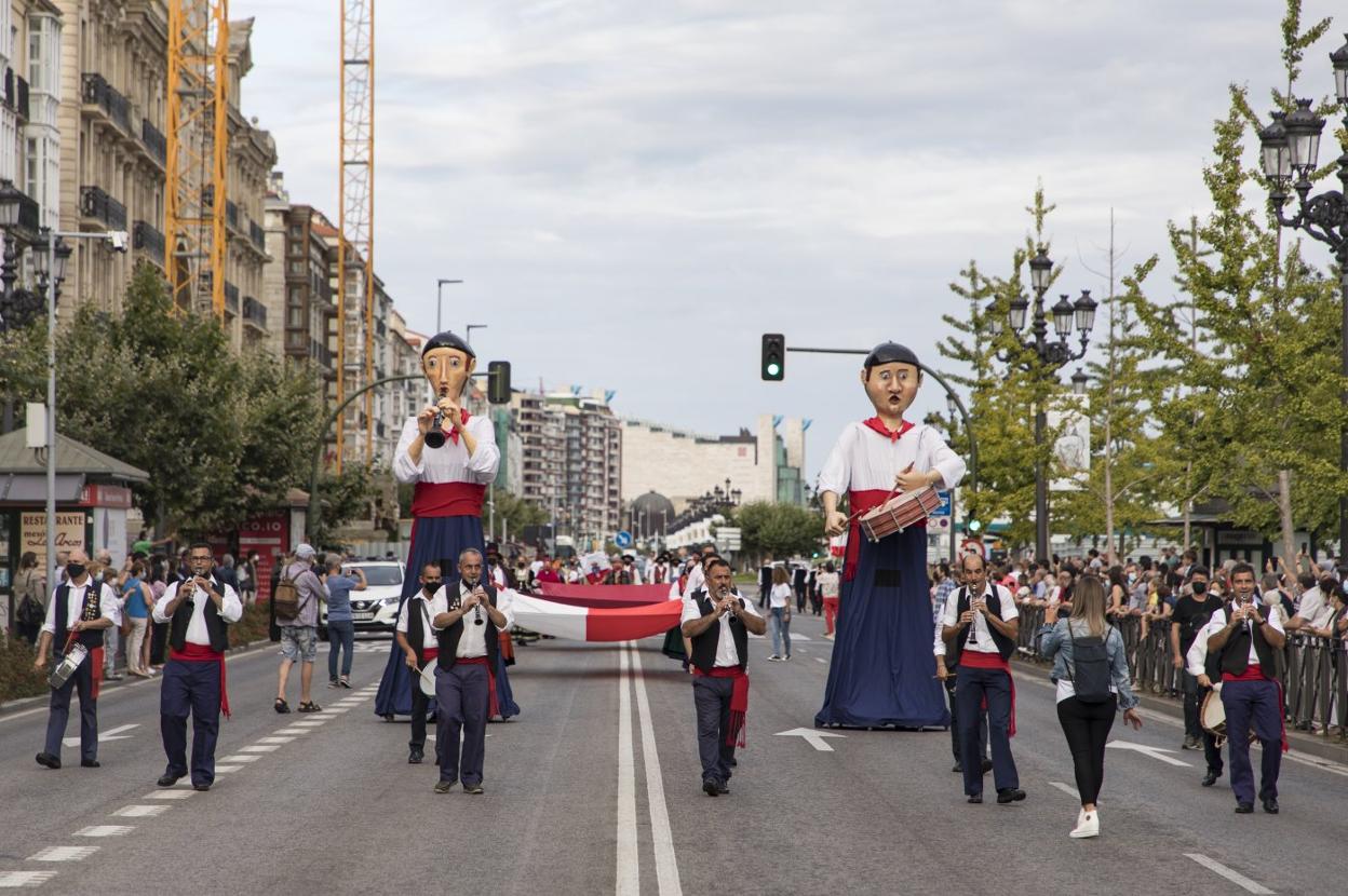 Un grupo de piteros en el recorrido del pasacalles por el centro de la ciudad.