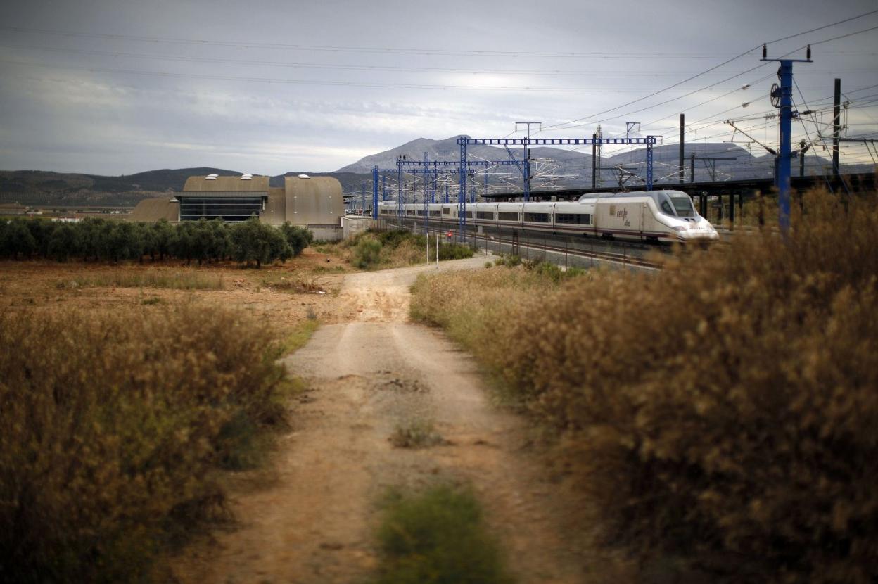 Un AVE circula en el trazado Madrid-Alicante. reuters