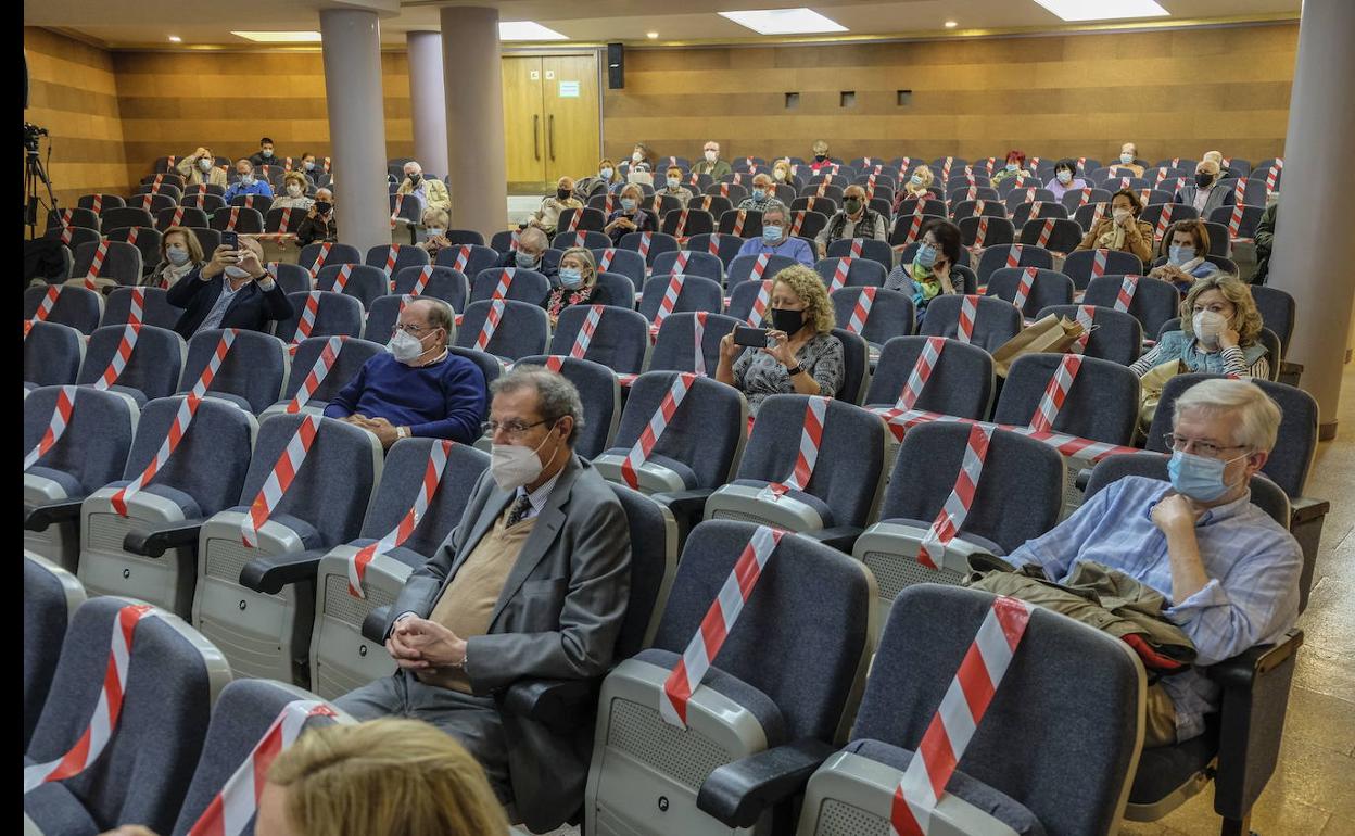 El Ateneo acoge la presentación de 'Reflexiones en el tiempo'