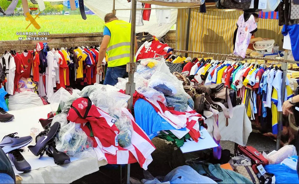 Intervienen 2.000 prendas de vestir falsificadas en los mercadillos de Cartes y Colindres