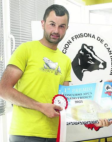 María Jesús Fernández regenta esta quesería familiar junto con sus hijos. Uno de ellos, Víctor, fue el encargado de recoger el premio por el queso fresco «del que elaboramos aproximadamente unos 900 litros semanales». La noticia generó «en casa mucha alegría porque te reconocen el esfuerzo» y los primeros días «ya se ha notado el tirón por el premio, se está vendiendo más de lo habitual».