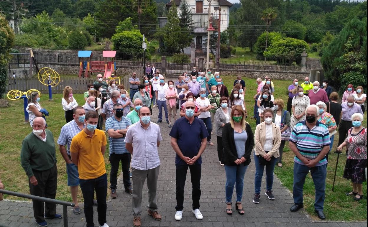 Numerosas personas se reunieron en el exterior del Museo Etnográfico Valle de Villaverde. 