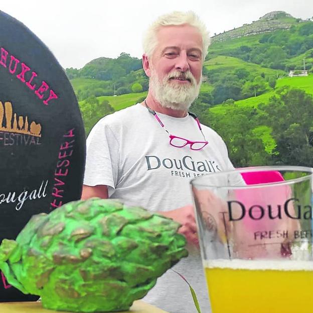 Andrew Dougall, con el trofeo con forma de lúpulo y la chapela del premio 'Steve Huxley' recién recibido en Barcelona. 