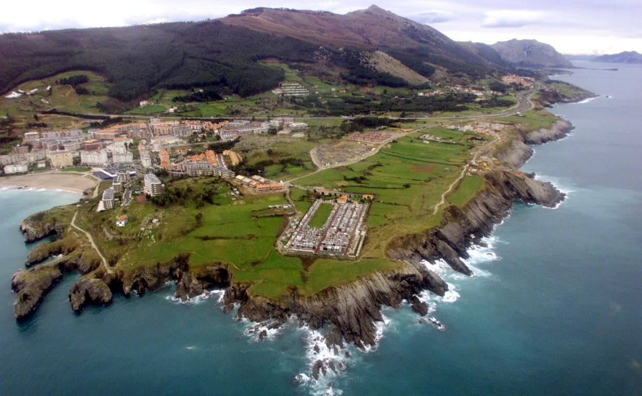 Vista panorámica de la costa castreña.