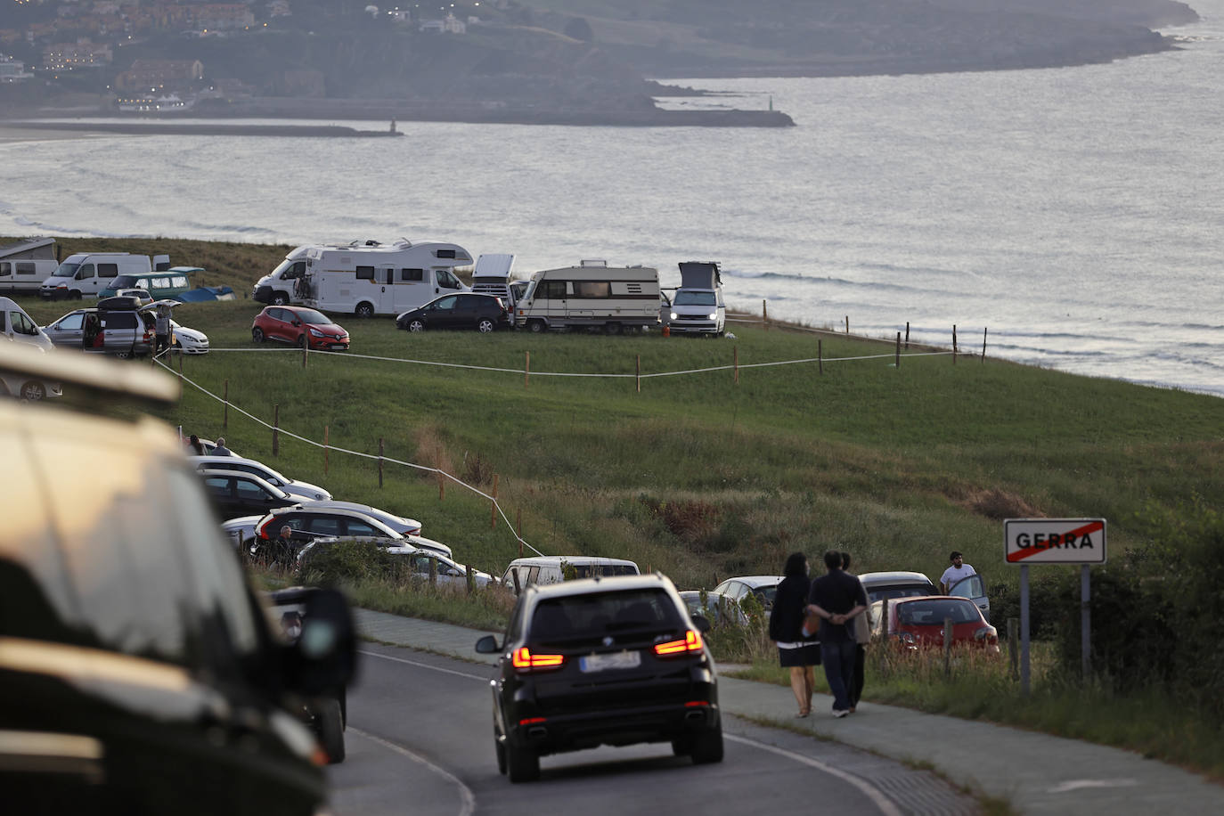 Fotos: Las caravanas siguen llegando masivamente a Oyambre mientras se ultima su regulación