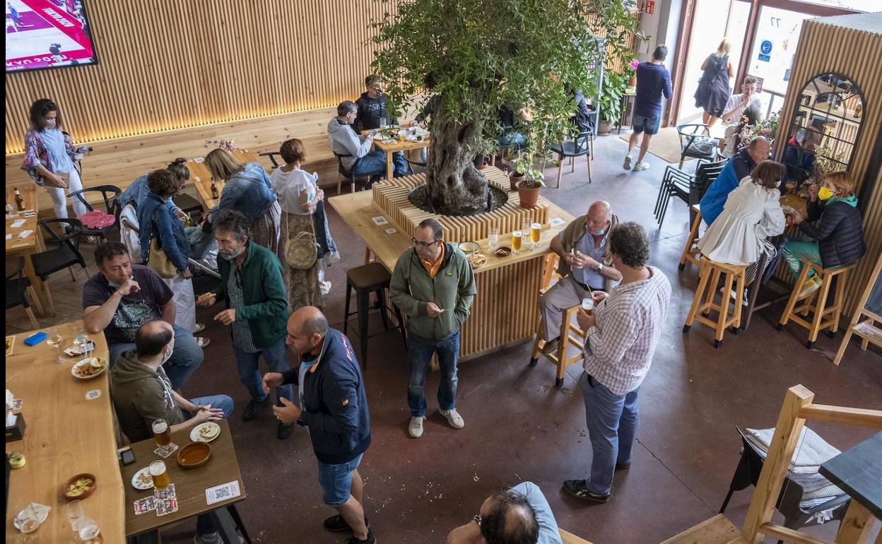 Varios clientes en el restaurante Passarola tomando el aperitivo tras la decisión de los jueces.