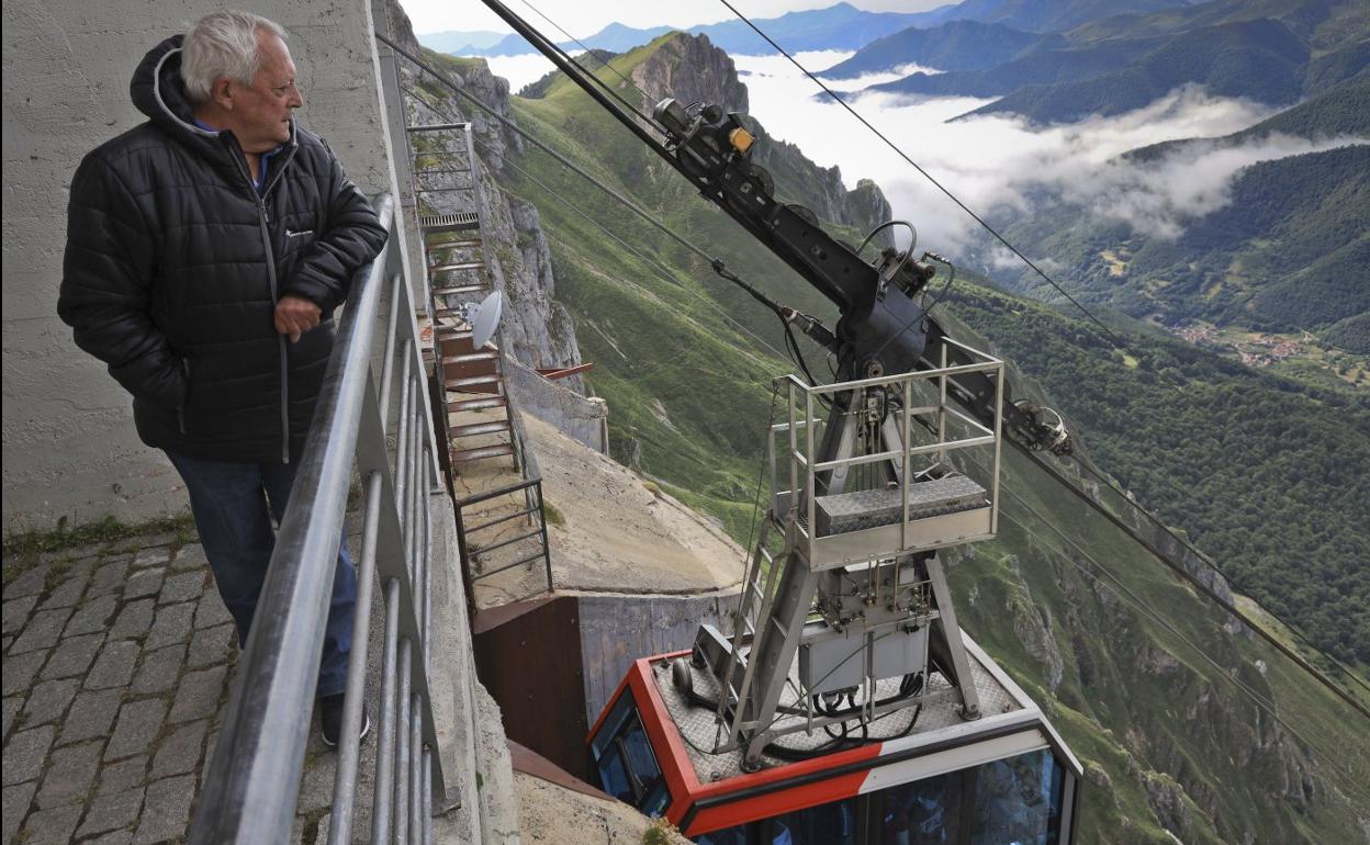 Daniel Hoyal contempla los Picos de Europa desde la estación superior del teleférico de Fuente Dé. 