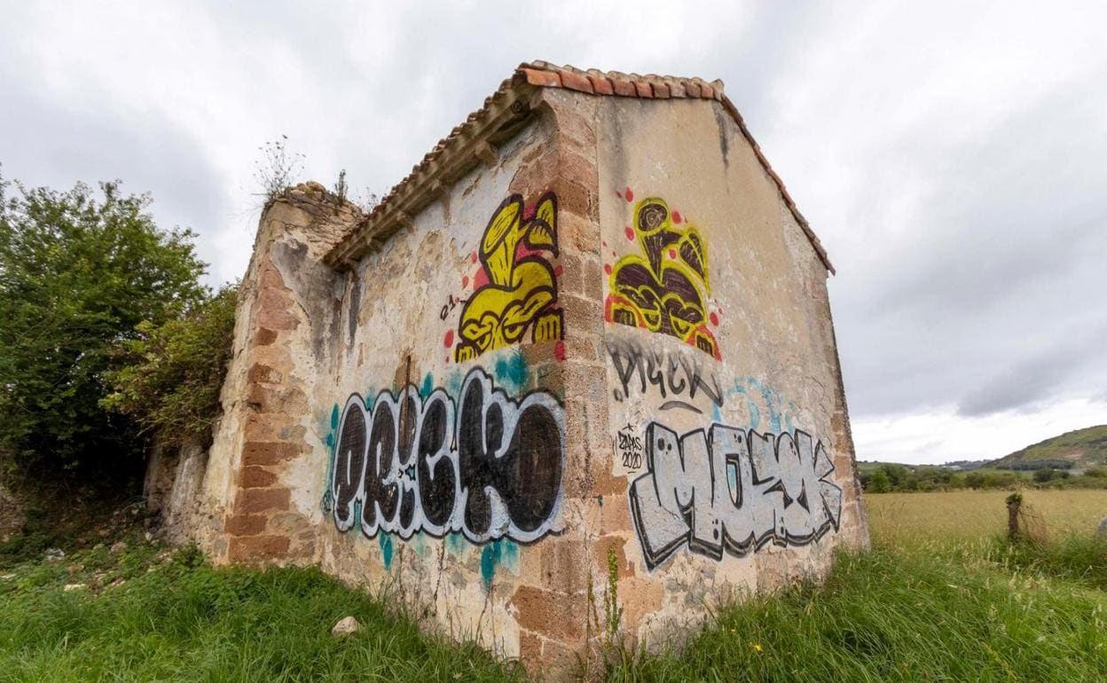 Las paredes de la ermita del hospital de peregrinos tienen pintadas firmadas y fechadas en 2020 y 2021.lino mantecón