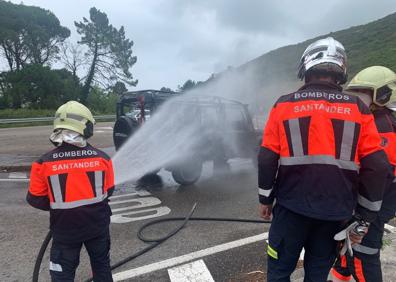 Imagen secundaria 1 - Se incendia un todoterreno en la salida de los pinares de Liencres