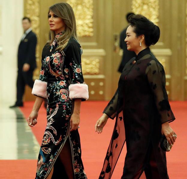 Melania Trump, durante una visita oficial a China en 2017, vestida de Gucci en un guiño al país. 