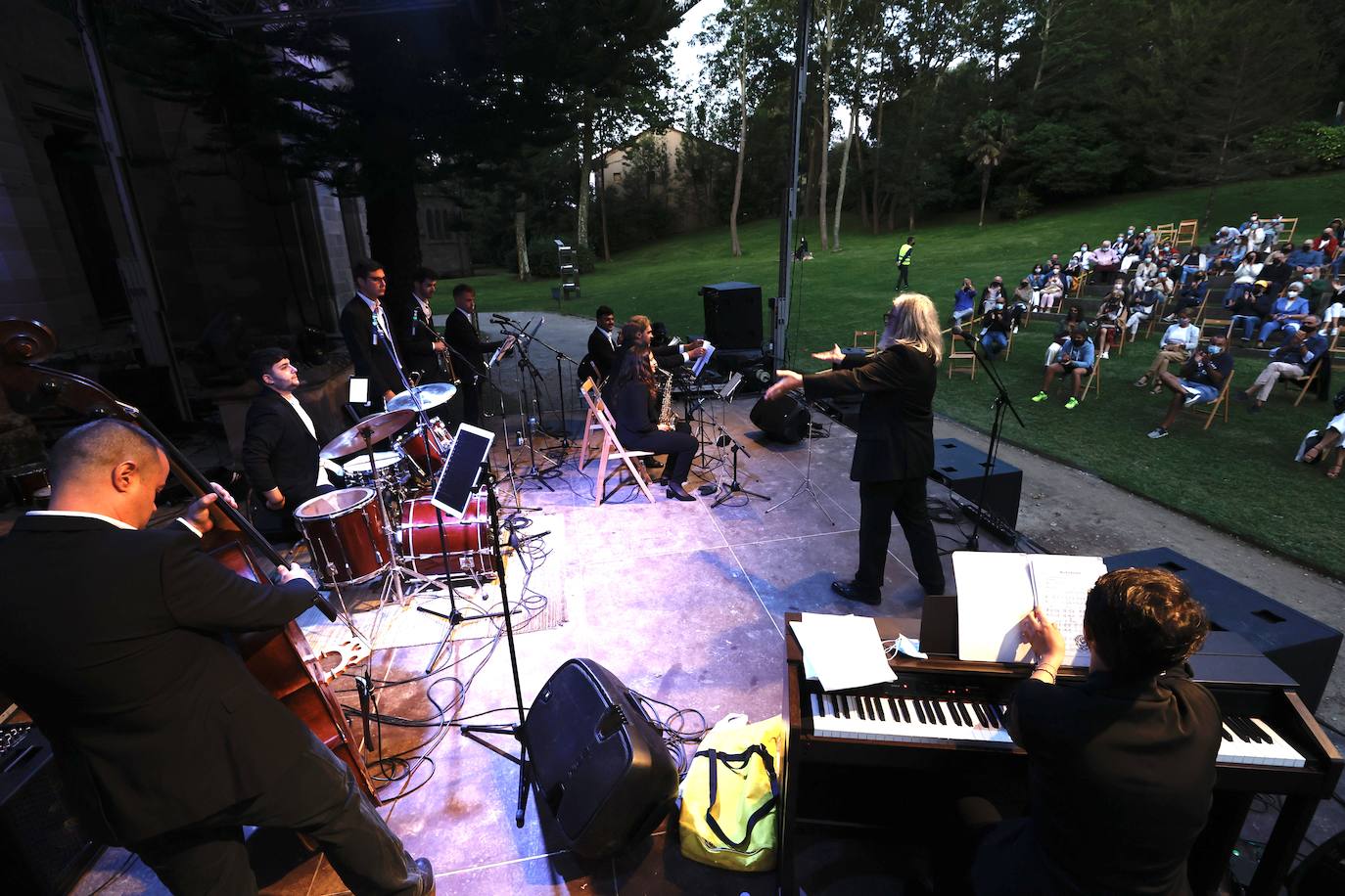 Los jardines del Palacio de Sobrellano se han convertido en la noche de este domingo en escenario de la velada inaugural de los 'Caprichos Musicales' de Comillas. Bajja Jazz Ensemble, una agrupación de diez músicos, abrió la programación que se extenderá hasta el próximo día 15. Esta XVIII edición de los 'Caprichos' está configurada por una decena de conciertos y recitales bajo la dirección artística de Serguei Mesropian. Hasta la clausura las actuaciones se trasladarán al Centro Cultural El Espolón