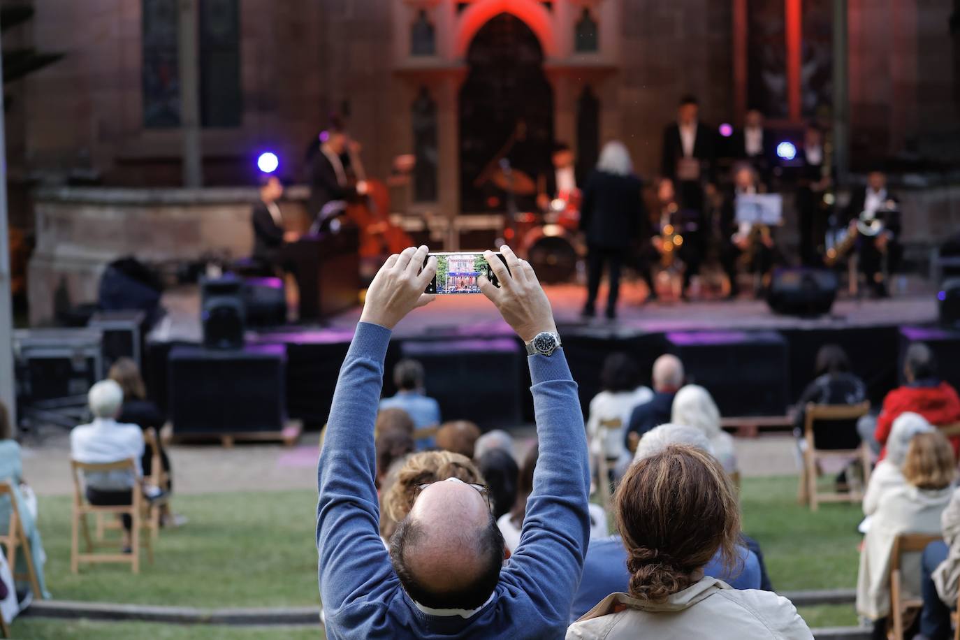 Los jardines del Palacio de Sobrellano se han convertido en la noche de este domingo en escenario de la velada inaugural de los 'Caprichos Musicales' de Comillas. Bajja Jazz Ensemble, una agrupación de diez músicos, abrió la programación que se extenderá hasta el próximo día 15. Esta XVIII edición de los 'Caprichos' está configurada por una decena de conciertos y recitales bajo la dirección artística de Serguei Mesropian. Hasta la clausura las actuaciones se trasladarán al Centro Cultural El Espolón