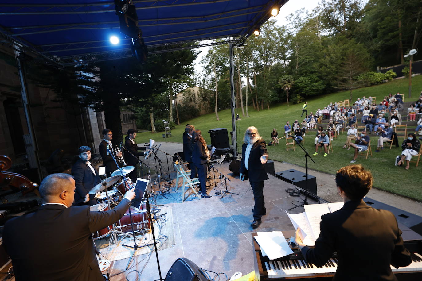 Los jardines del Palacio de Sobrellano se han convertido en la noche de este domingo en escenario de la velada inaugural de los 'Caprichos Musicales' de Comillas. Bajja Jazz Ensemble, una agrupación de diez músicos, abrió la programación que se extenderá hasta el próximo día 15. Esta XVIII edición de los 'Caprichos' está configurada por una decena de conciertos y recitales bajo la dirección artística de Serguei Mesropian. Hasta la clausura las actuaciones se trasladarán al Centro Cultural El Espolón