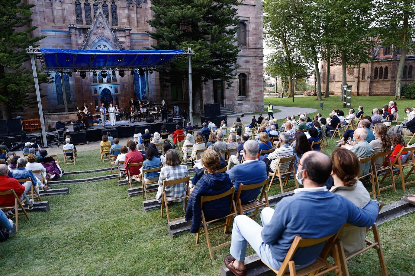 Los jardines del Palacio de Sobrellano se han convertido en la noche de este domingo en escenario de la velada inaugural de los 'Caprichos Musicales' de Comillas. Bajja Jazz Ensemble, una agrupación de diez músicos, abrió la programación que se extenderá hasta el próximo día 15. Esta XVIII edición de los 'Caprichos' está configurada por una decena de conciertos y recitales bajo la dirección artística de Serguei Mesropian. Hasta la clausura las actuaciones se trasladarán al Centro Cultural El Espolón