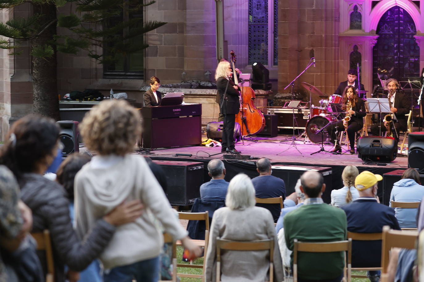 Los jardines del Palacio de Sobrellano se han convertido en la noche de este domingo en escenario de la velada inaugural de los 'Caprichos Musicales' de Comillas. Bajja Jazz Ensemble, una agrupación de diez músicos, abrió la programación que se extenderá hasta el próximo día 15. Esta XVIII edición de los 'Caprichos' está configurada por una decena de conciertos y recitales bajo la dirección artística de Serguei Mesropian. Hasta la clausura las actuaciones se trasladarán al Centro Cultural El Espolón