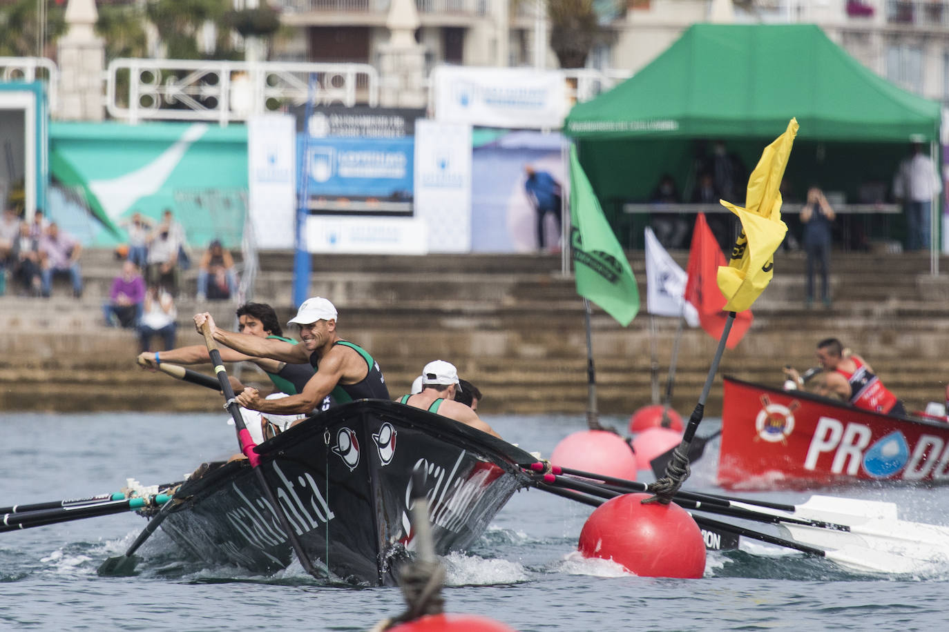 Getaria se hace con el título en aguas de Castro Urdiales, tras coger el mando de la regata en el segundo largo