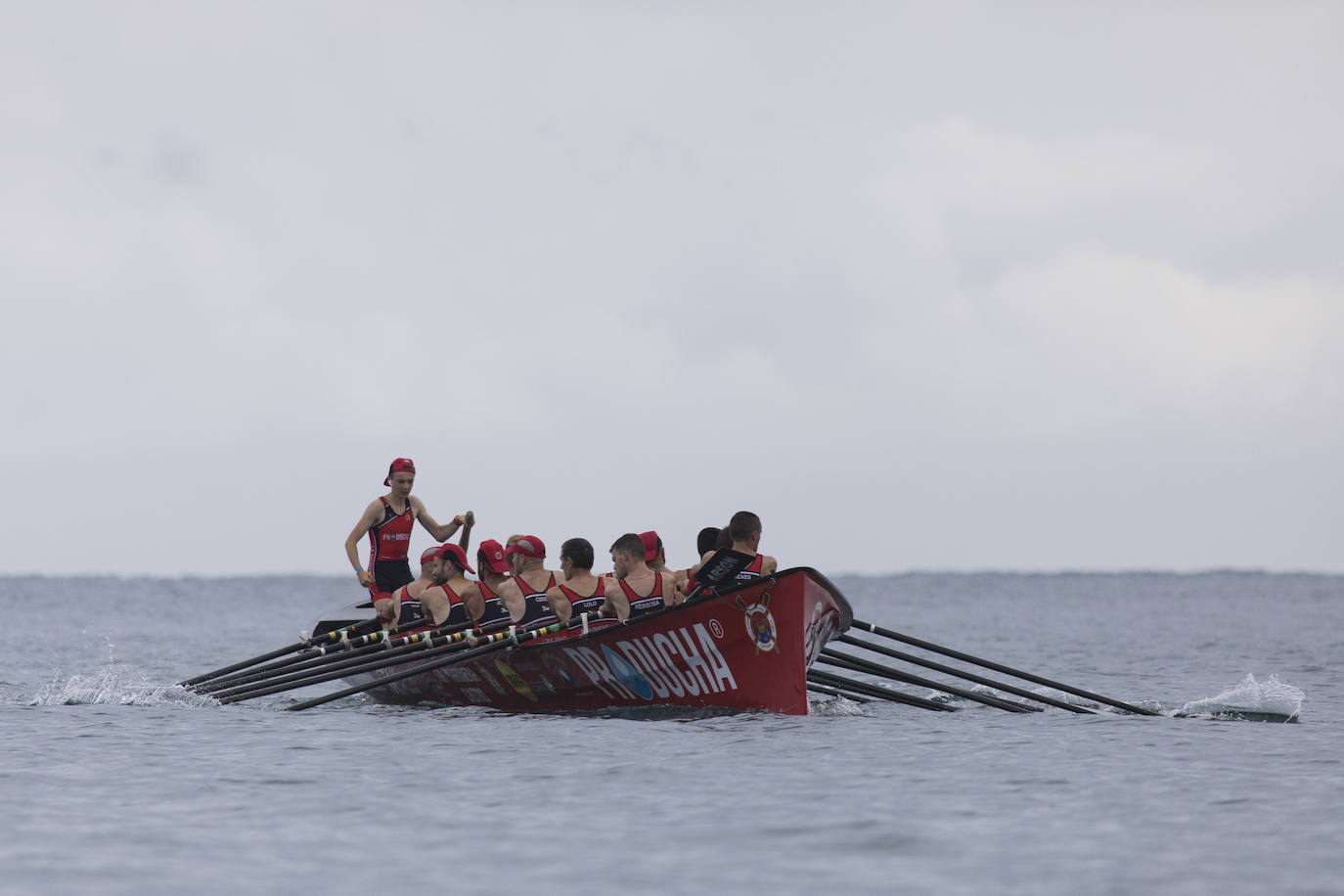 Getaria se hace con el título en aguas de Castro Urdiales, tras coger el mando de la regata en el segundo largo