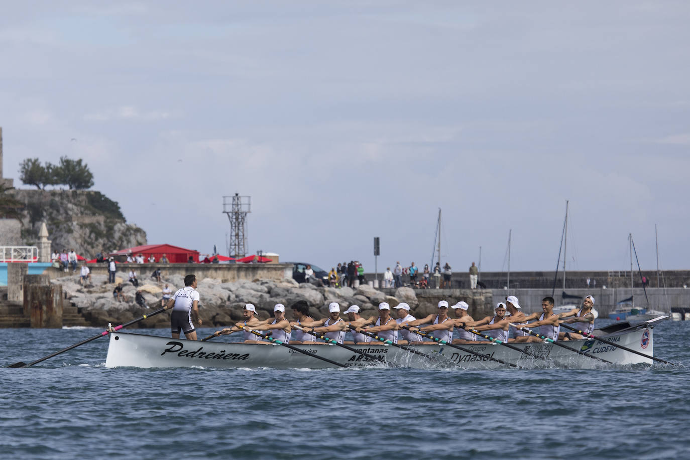 Getaria se hace con el título en aguas de Castro Urdiales, tras coger el mando de la regata en el segundo largo