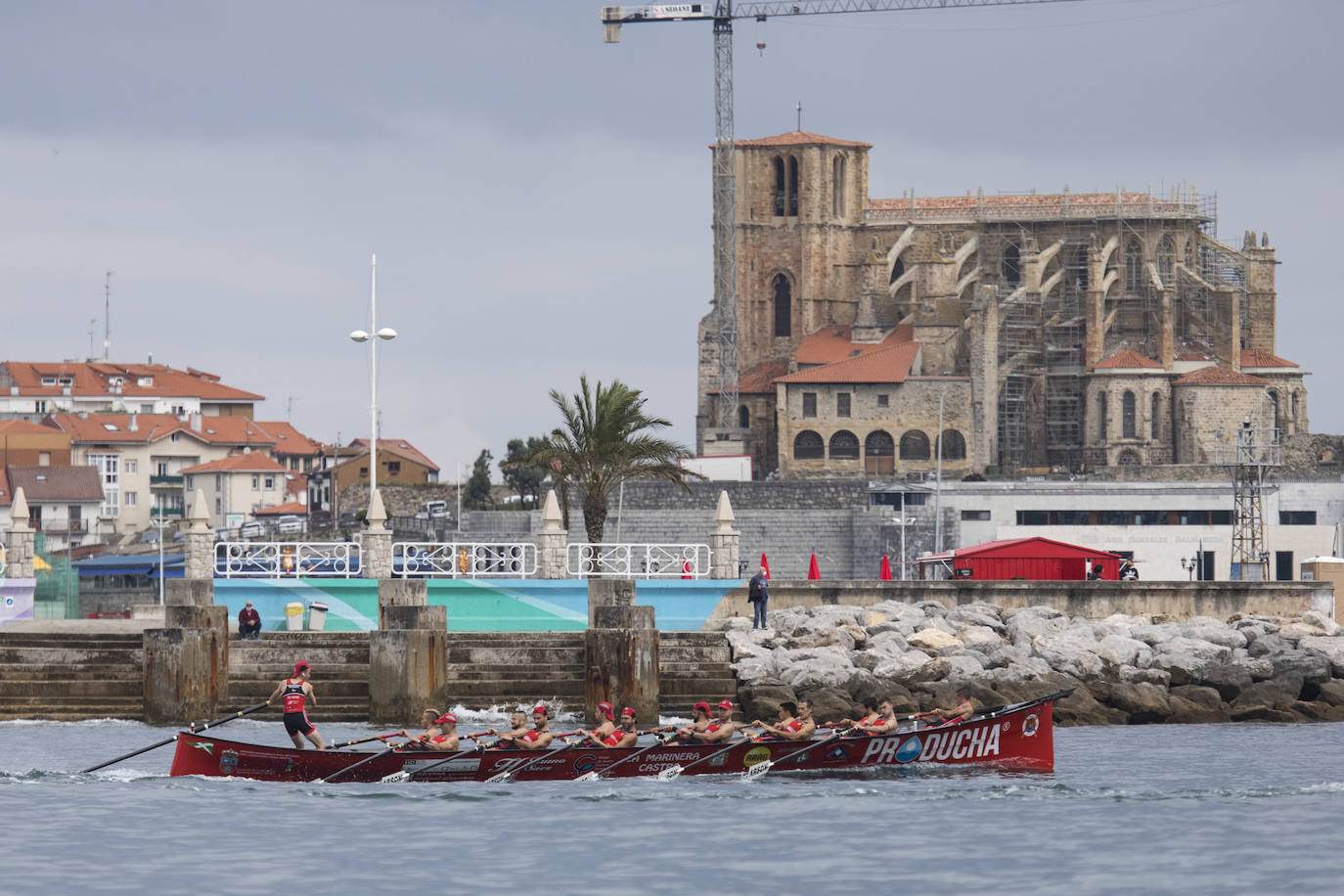 Getaria se hace con el título en aguas de Castro Urdiales, tras coger el mando de la regata en el segundo largo