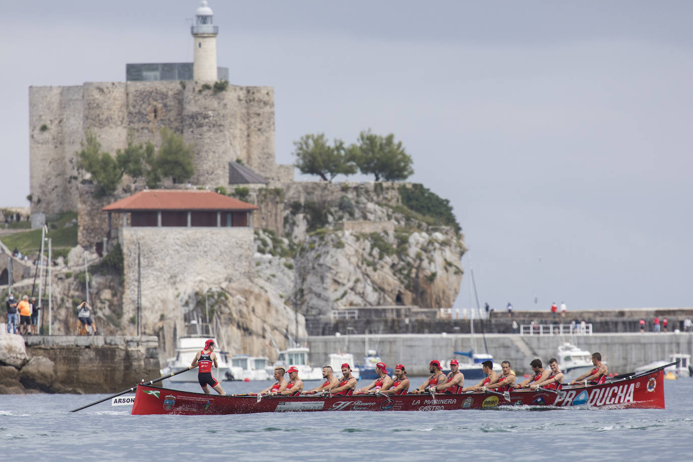 Getaria se hace con el título en aguas de Castro Urdiales, tras coger el mando de la regata en el segundo largo