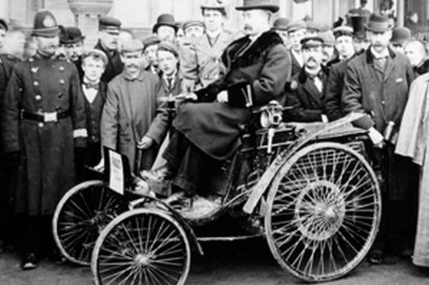 Walter Arnold y la historia de su Karl Benz que protagonizó la primera multa de la historia por exceso de velocidad.