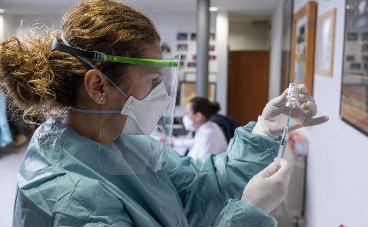 Una sanitaria prepara una dosis en el centro de vacunación del pabellón Pachi Torre, en Castro Urdiales. 