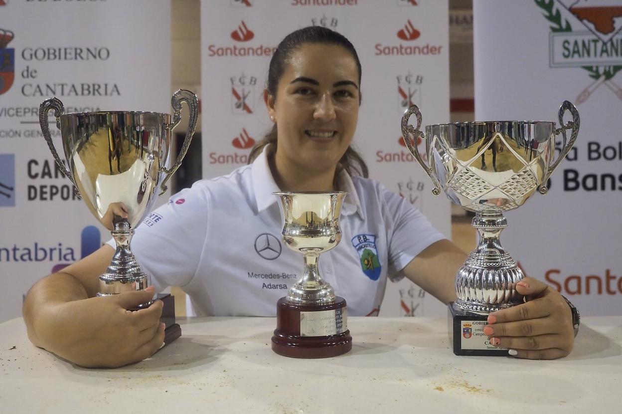 Judit Bueno posa con los trofeos que le acreditan como campeona regional de 2021. 