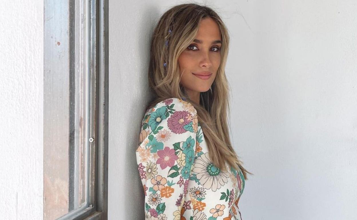 La 'influencer' María Pombo luce un vestido floral.