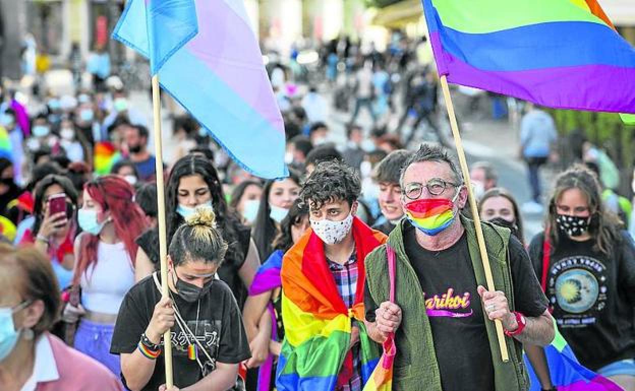 Manifestación en Vitoria en favor de los derechos LGTBI+.