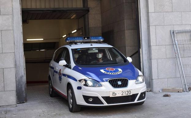 Coche patrulla que traslada a los acusados por la paliza en Amorebieta.