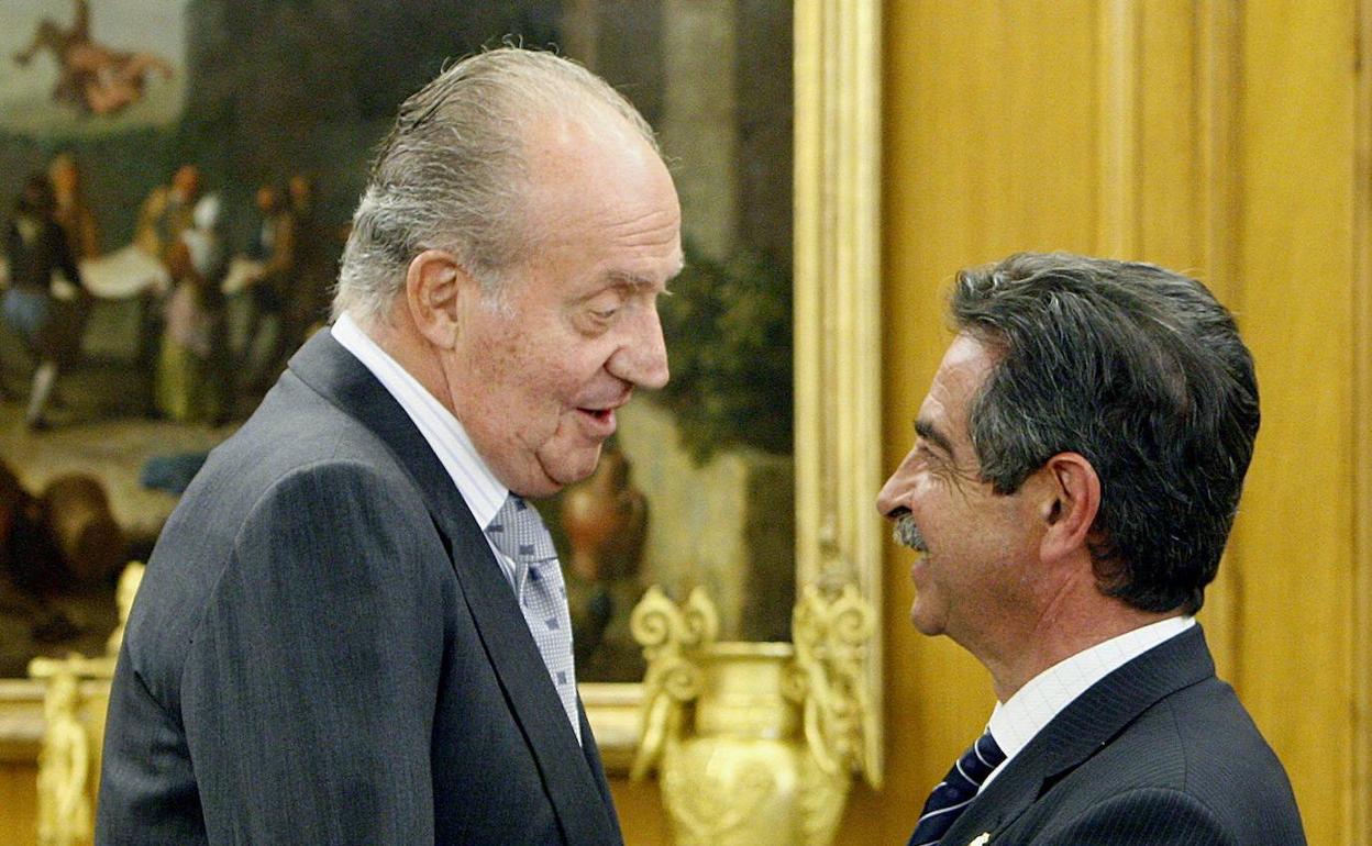 Revilla y Juan Carlos I en un acto en 2020