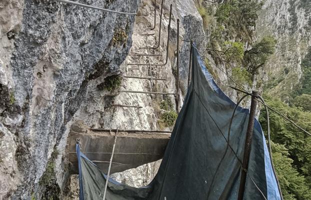 Uno de los pasos voladizos que pretenden eliminar en la zona de Bejes ya en obras desde ayer