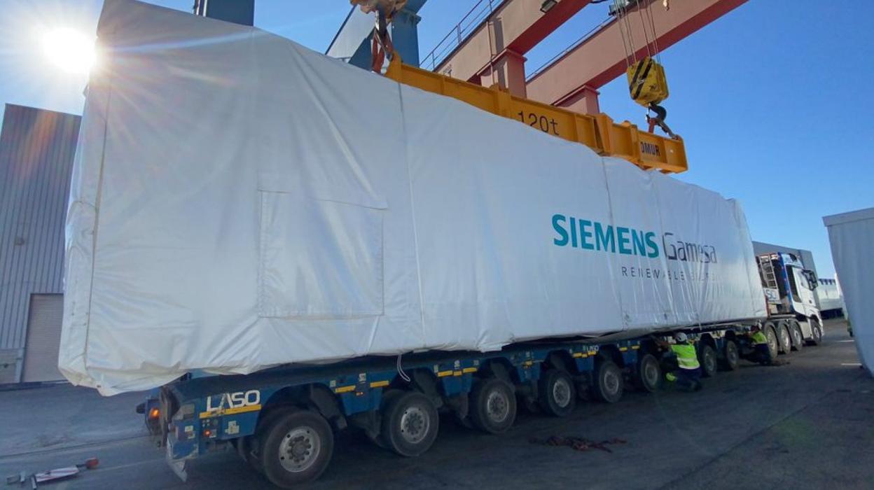 Primera nacelle que sale para otro parque eólico en Suecia con generadores realizados en Reinosa.