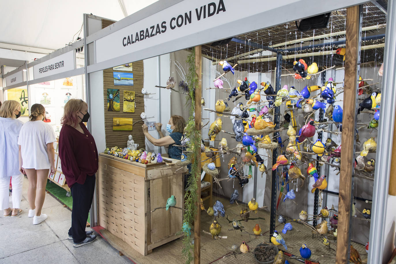 36 puestos se ubican en la Plaza Porticada 