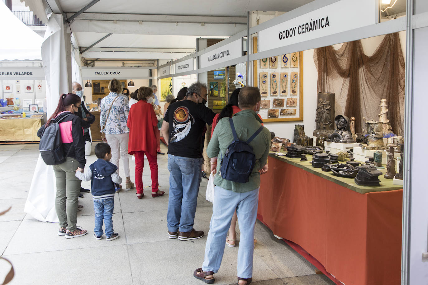 36 puestos se ubican en la Plaza Porticada 