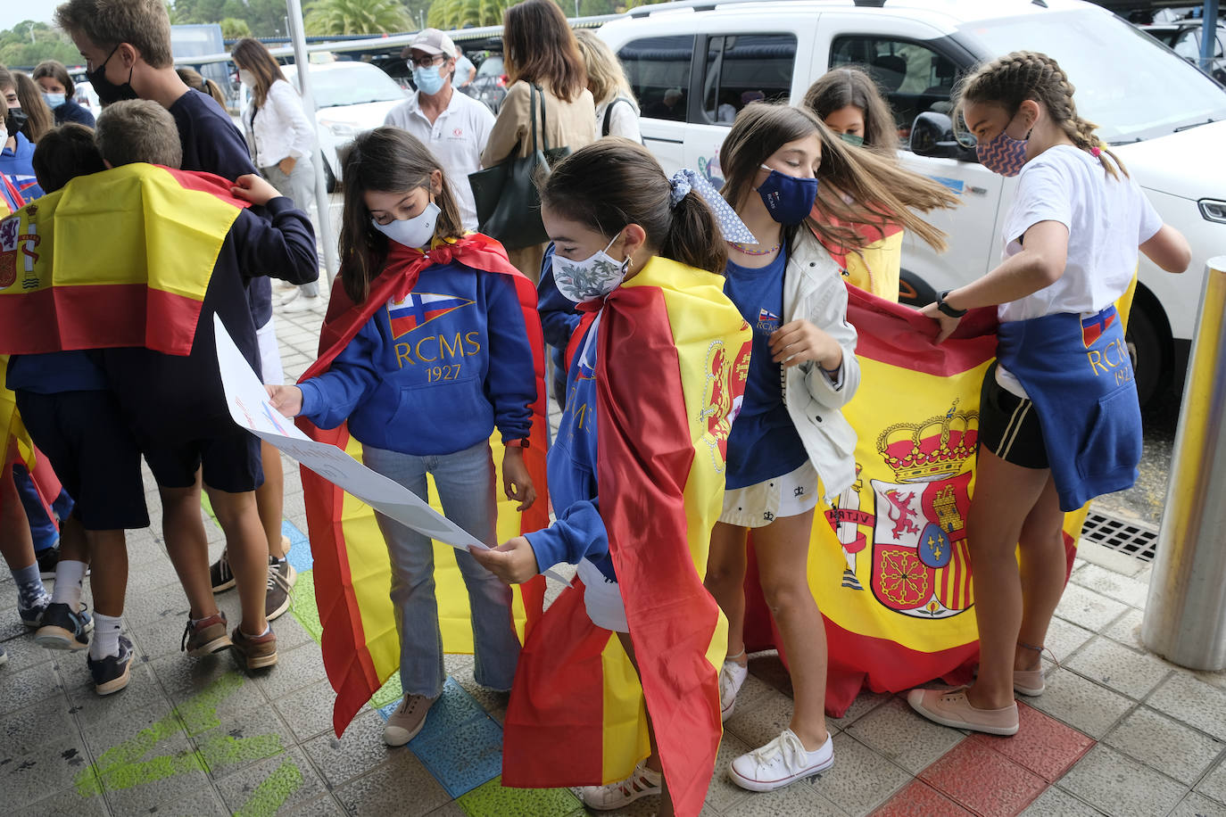 Alumnos de la escuela de regatas del Marítimo, familiares y amigos reciben a Diego Botín en Santander