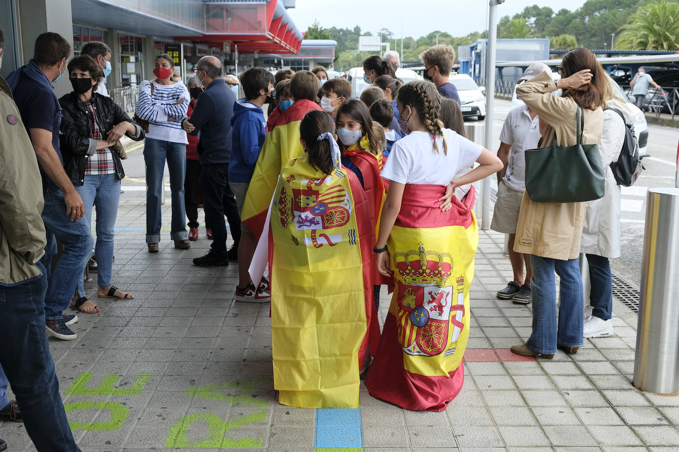 Alumnos de la escuela de regatas del Marítimo, familiares y amigos reciben a Diego Botín en Santander