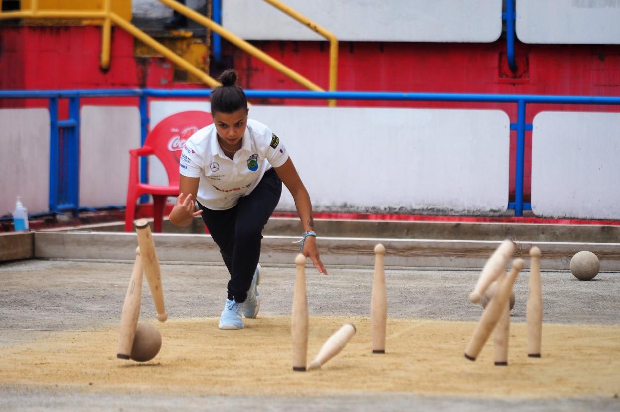 Andrea Gómez al birle durante el Memorial Marcelino Ortiz Tercilla. sane