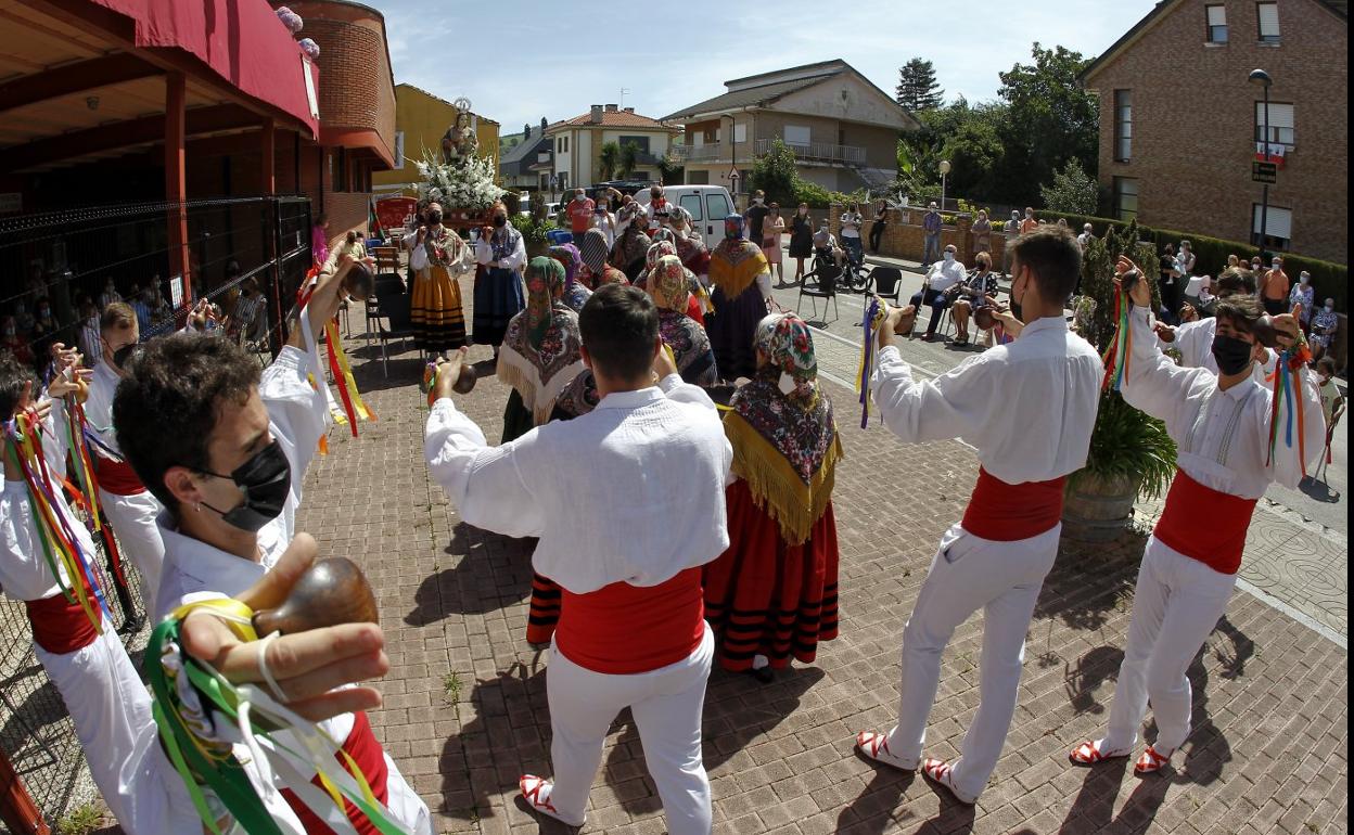 Integrantes de la agrupación de danzas de Tanos durante la celebración ayer de la festividad de la Virgen de las Nieves.