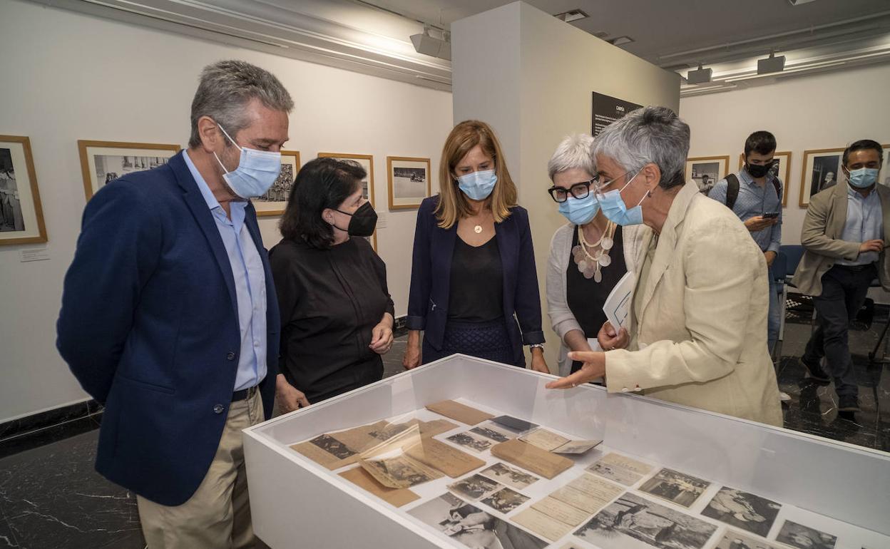 Javier Ceruti, Esther Fernández Demaría, Mar García de los Salmones, Manuela Alonso y María Millán, en la presentación de la muestra. 