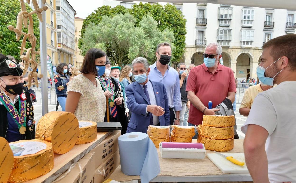 Gema Igual, Miguel Ángel Revilla, Guillermo Blanco y miembros de la Cofradía del Queso de Cantabria.