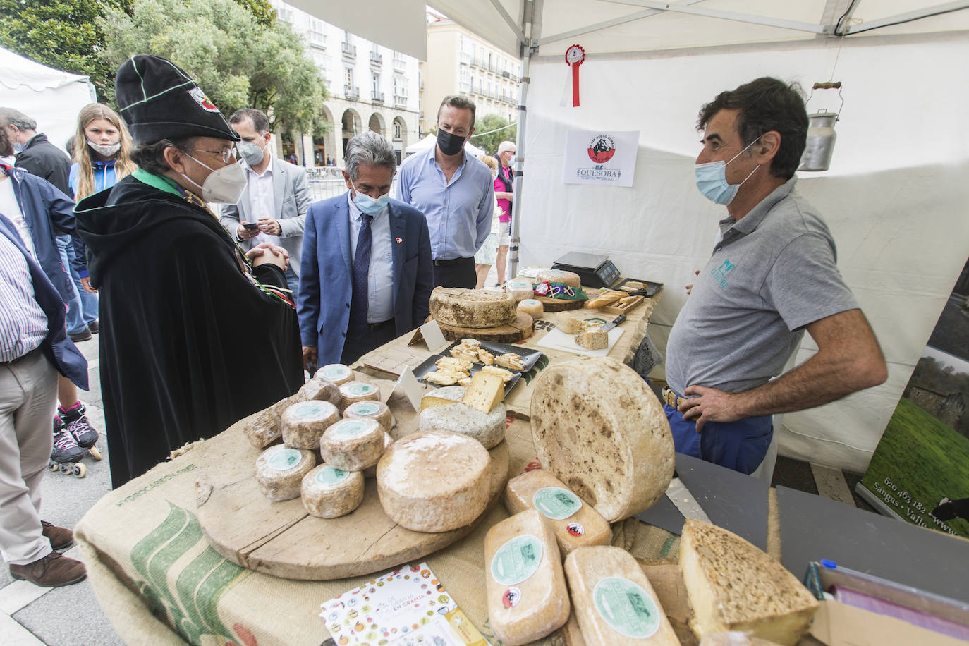 Está organizada por la Cofradía del Queso de Cantabria con la colaboración del Ayuntamiento y la Consejería de Desarrollo Rural